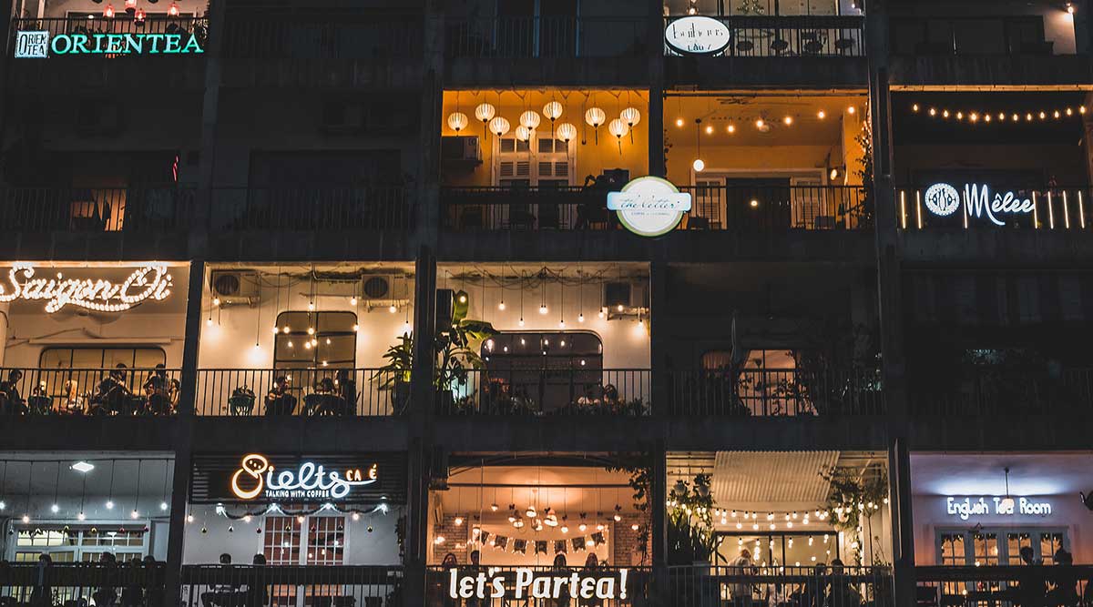 Cafe apartmenten aan de Nguyen Hue straat in de avond