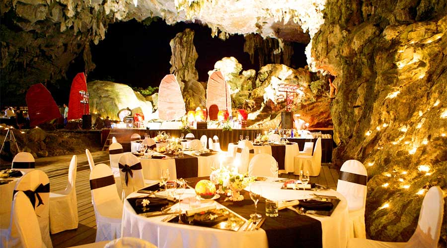 dineren in een grot in Halong Bay