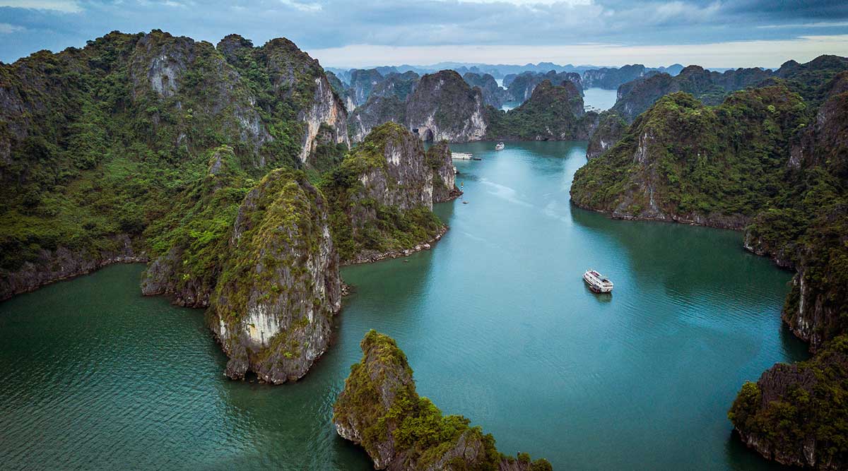De eilanden en bergen in Halong Bay zijn een van de indrukwekkendste bezienswaardigheden in Vietnam