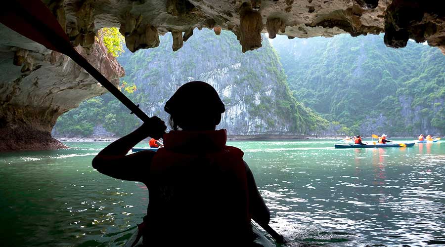kajakken in Halong Bay