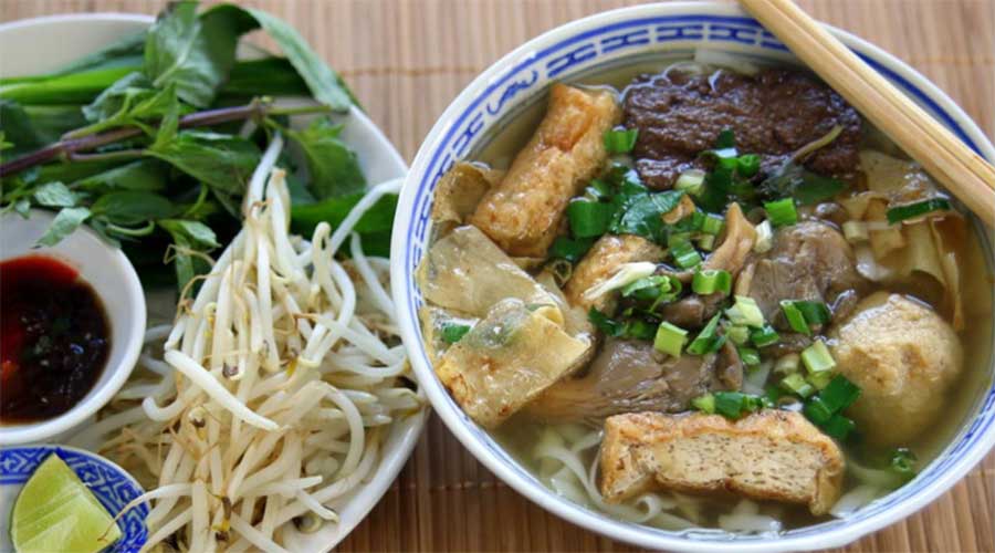 Phở chay: De vegetarische optie voor Pho; soep met groente en noedels.