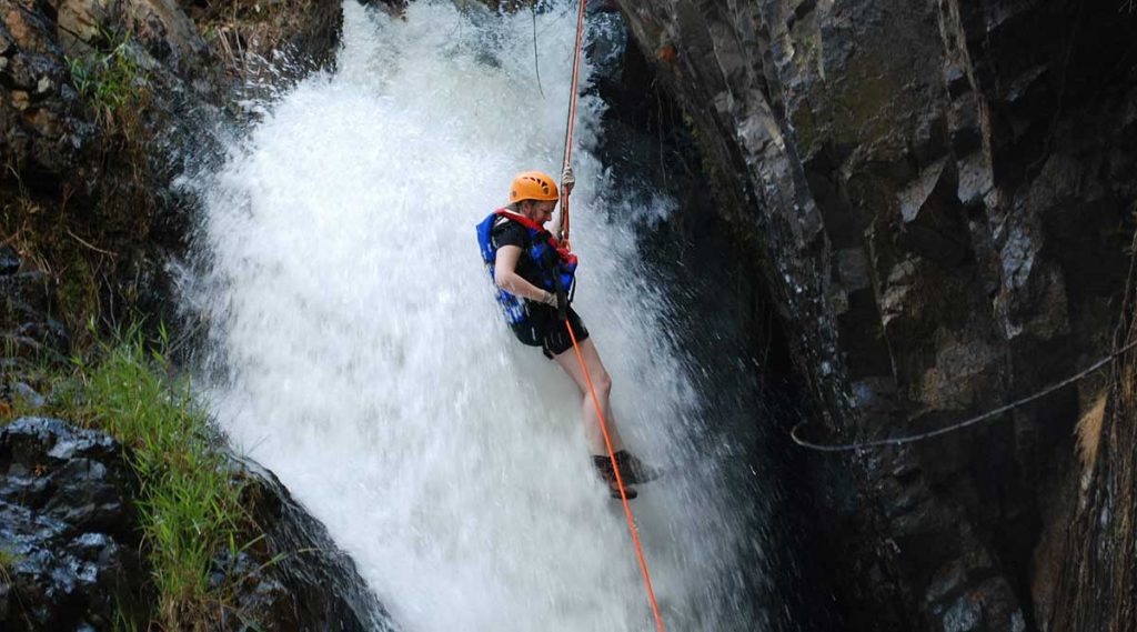 abseilen tijdens canyoning in Dalat