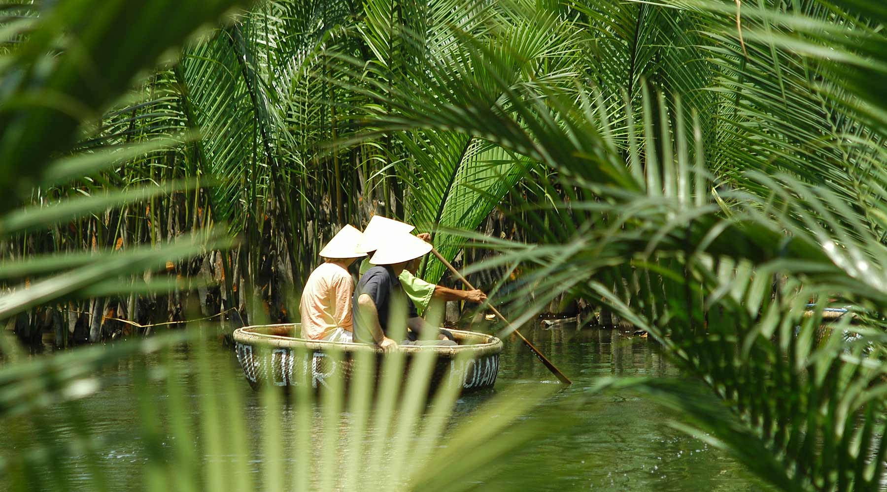 mandboot door het bos van kokosnoten in Hoi An