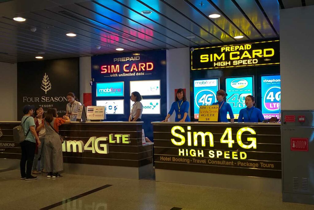 Simkaartbalies op de luchthaven van Vietnam waar reizigers een prepaid 4G simkaart kunnen kopen na aankomst