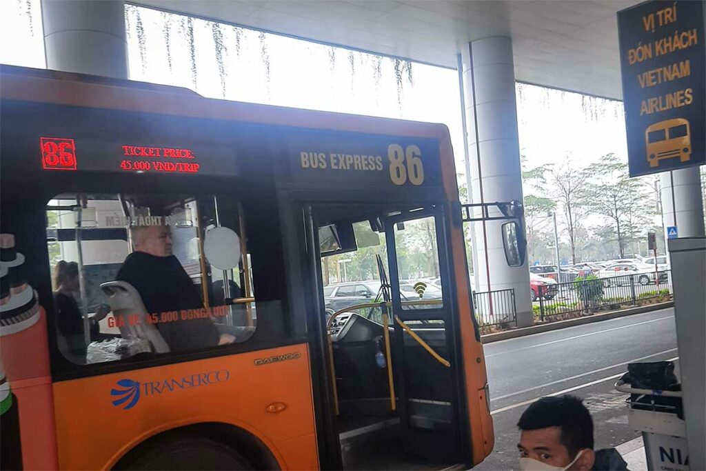 Bus 86 bij Hanoi Airport, de openbare busverbinding van het vliegveld naar het centrum en de Old Quarter