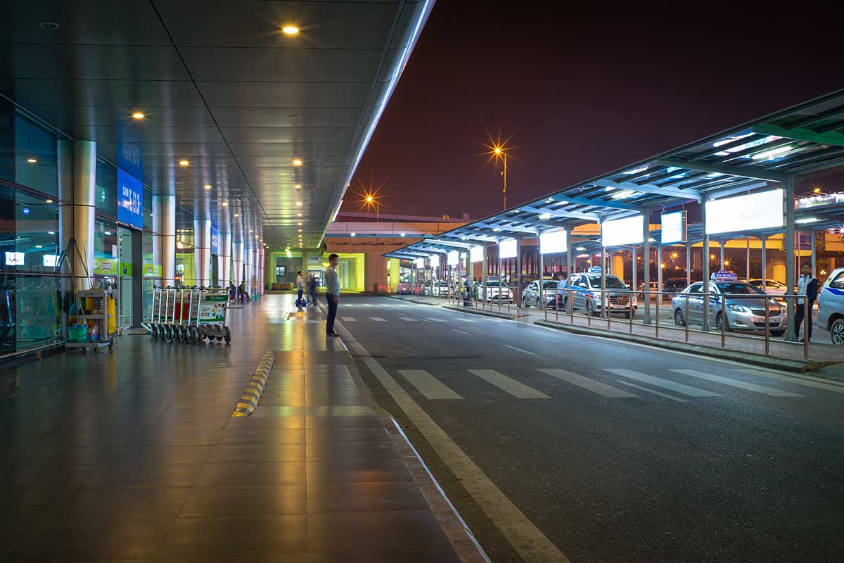Aankomstzone bij Noi Bai International Airport in Hanoi met taxi’s en ophaalpunten buiten de terminal