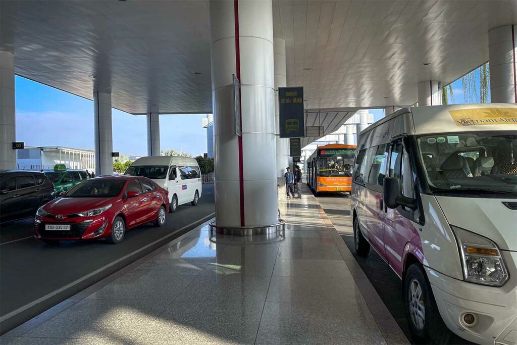 Vietnam Airlines shuttlebus bij Noi Bai Airport, gebruikt voor vervoer van het vliegveld naar het centrum van Hanoi