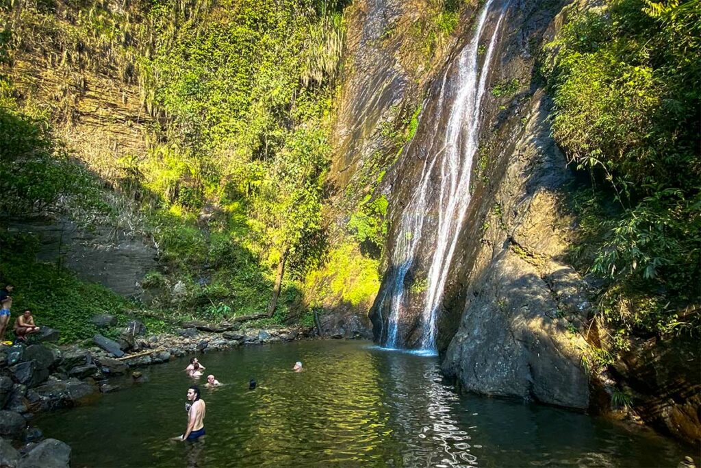 Zwembad onder de A Boong-waterval waar reizigers zwemmen in de natuur van Ha Giang