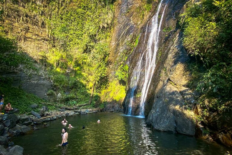 Zwembad onder de A Boong-waterval waar reizigers zwemmen in de natuur van Ha Giang