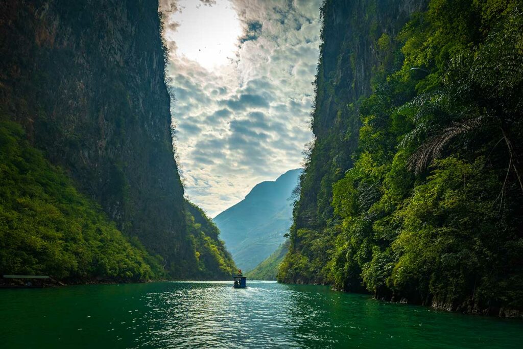 Boottocht op de turquoise Nho Que River tussen hoge kliffen van de Tu San Canyon in Ha Giang.