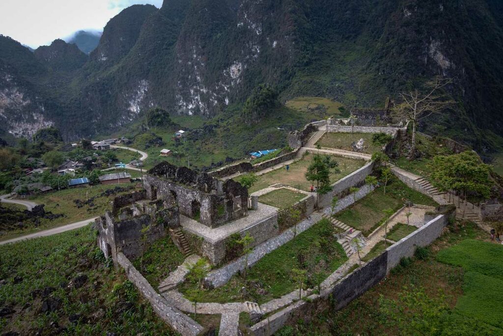 Oude Franse wachtruïnes op heuveltop met paden en terrassen in Ha Giang