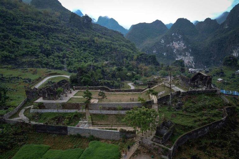 Ruïnes van Franse wachttoren in Ha Giang met uitzicht op karstbergen en dorpjes