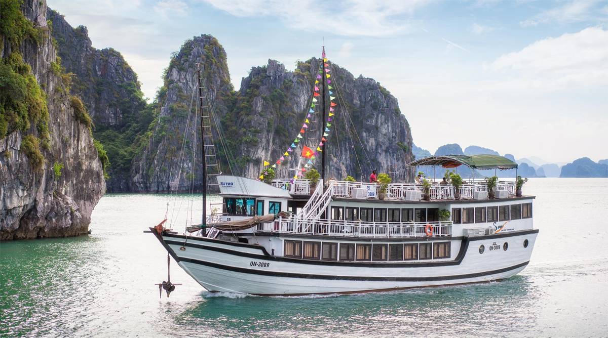 Bai Tu Long Bay cruise