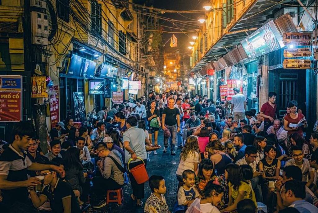 Bia Hoi Street in Hanoi vol met locals en toeristen die bier drinken