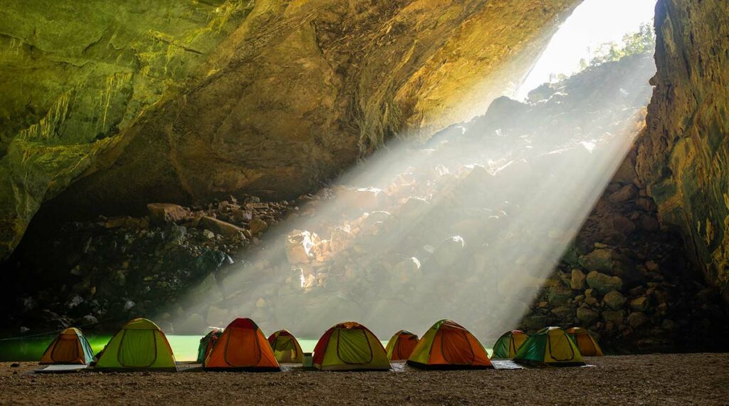 De Hang En grot in Phong Nha is een van de beste pleken om te kamperen in Vietnam