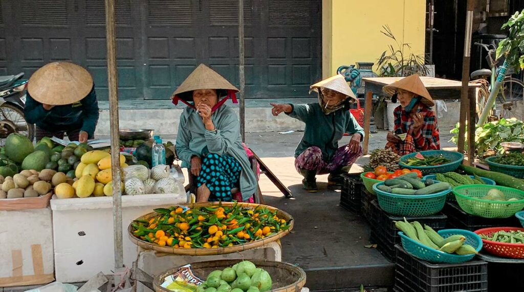 Vietnamese hoed gedragen door vrouwen op de markt