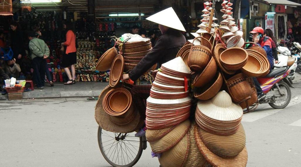 Vietnamese hoed kopen van straatverkoper op de fiets