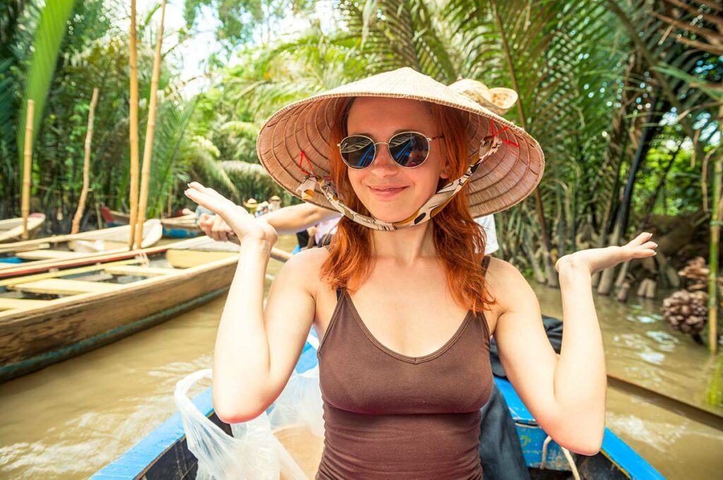 alleen reizende vrouw in Vietnam op een boot in de Mekong Delta