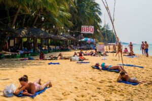 mensen aan het overwinteren op een strand in Phu Quoc in Vietnam