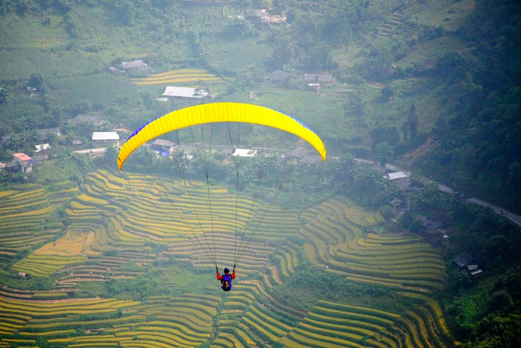 paragliden in Mu Cang Chai boven de terrasvormige rijstvelden