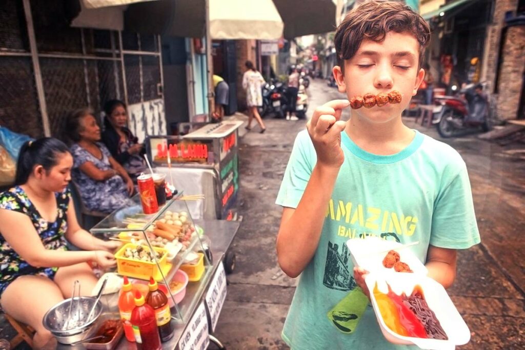 een tiener toerist doet een street food tour in Hanoi
