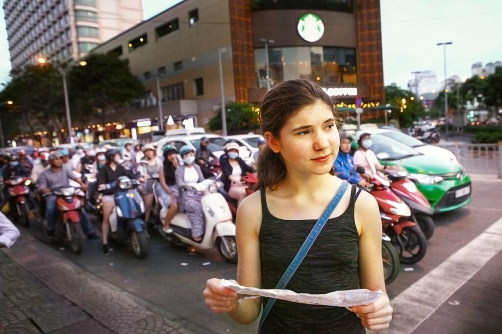 een tiener toerist staat op straat kaart te lezen in Vietnam