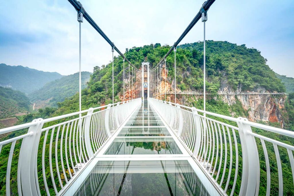 Bach Long glazen brug in Vietnam