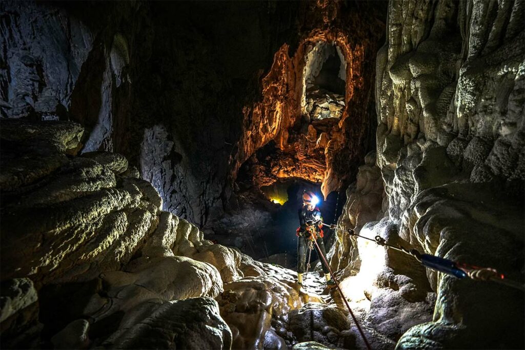 Hang Son Doong grotten expeditie - abseiling in de grot