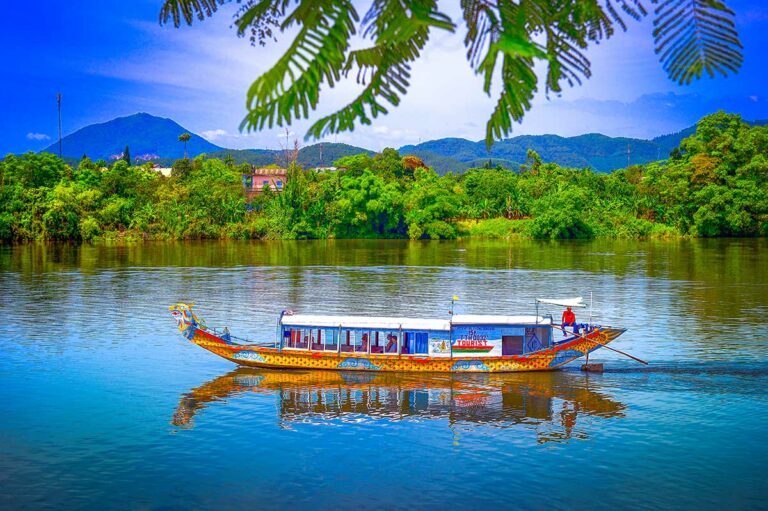 Hue drankenboot tocht over de Parfum Rivier in Hue