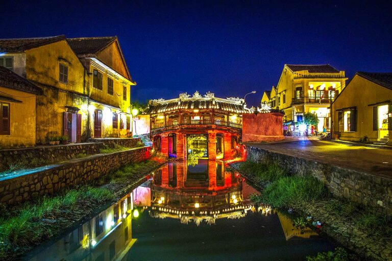 de Japanse Brug in Hoi An in de avond