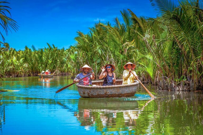 mandboot tocht door de kokosmangrove van Hoi An