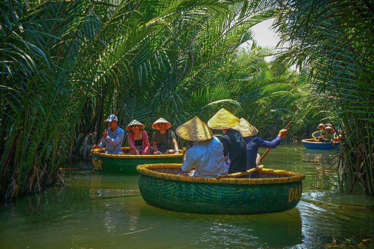 mandboot tocht door de kokosmangrove van Hoi An