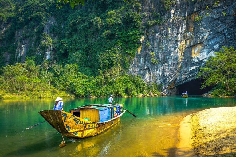 boten op de rivier naar de Phong Nha Cave