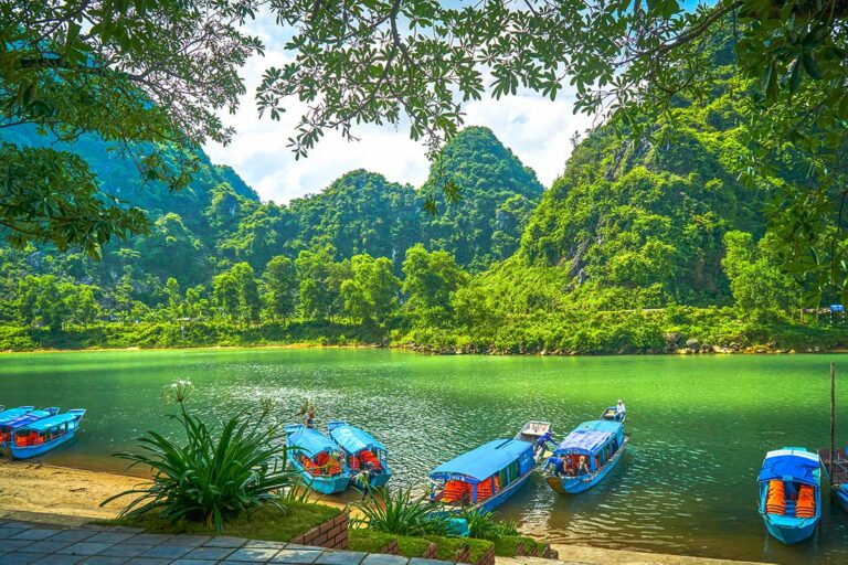 boten op de rivier naar de Phong Nha Cave