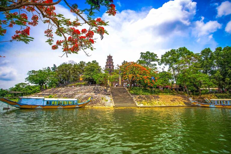 Thien My Pagoda aan de Parfum Rivier met een drakenboot