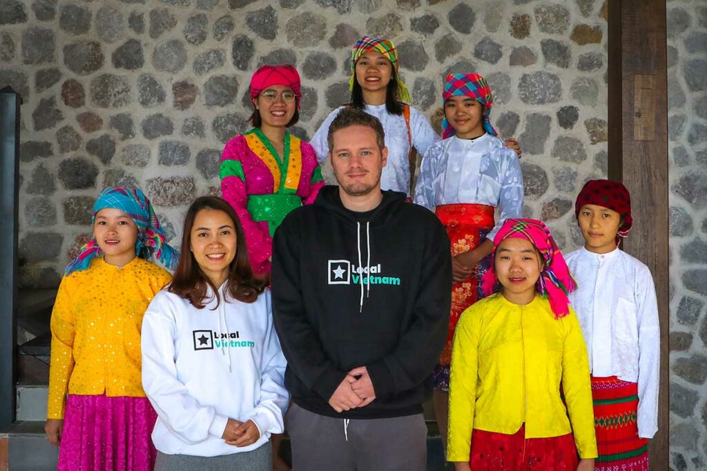 Het team van Ha Giang Aya Lodge met alle etnische minderheden en de eigenaren Marnick Schoonderwoerd en Nhung Phung
