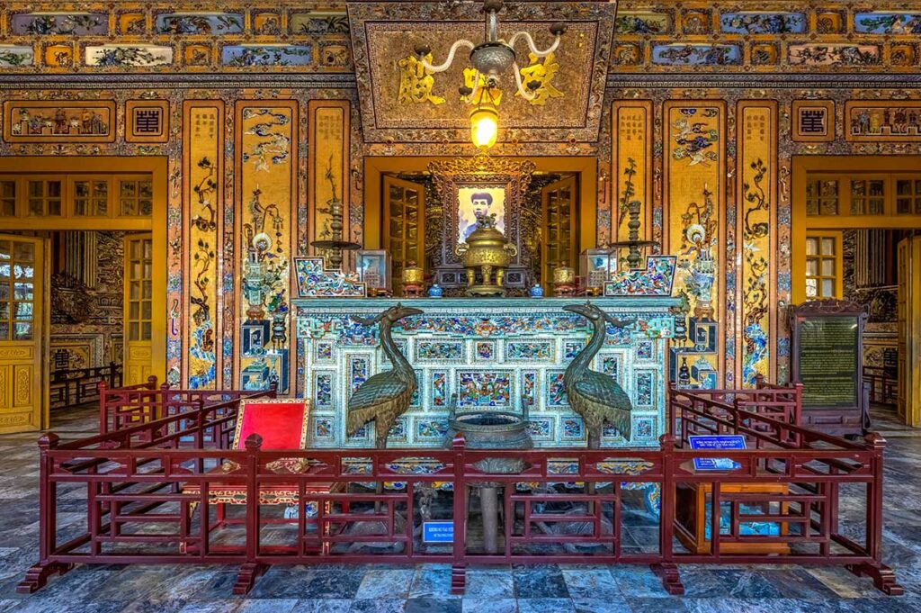 Altaar in Khai Thanh Hall binnen de Tombe van Khai Dinh, rijk versierd met mozaïeken, porselein en keizerlijke symbolen.