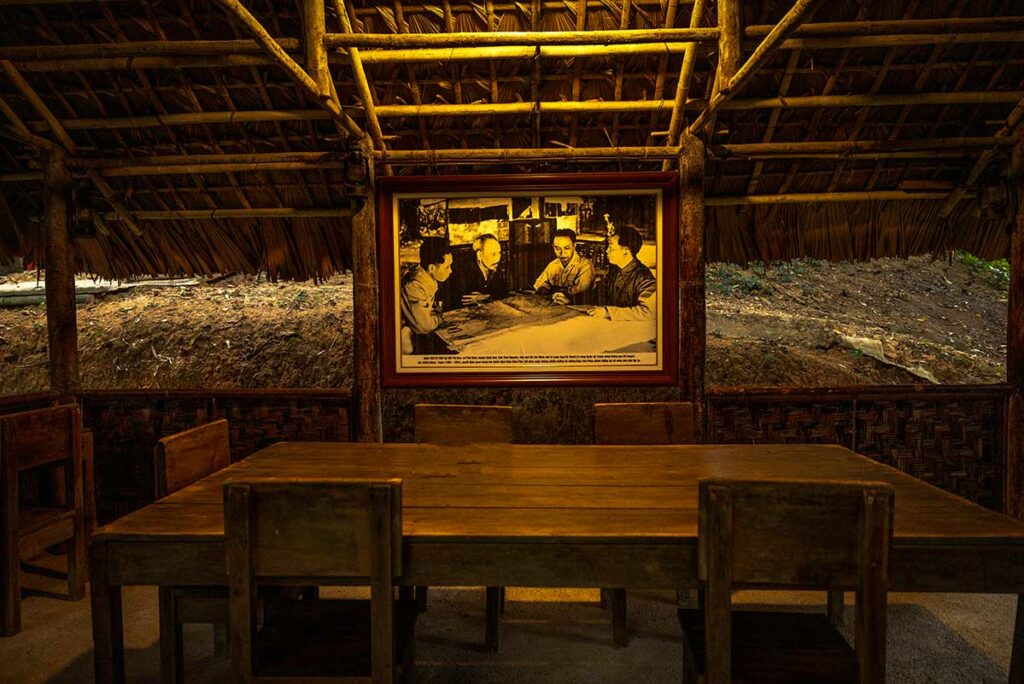 Eenvoudige vergaderruimte in ATK Dinh Hoa waar Ho Chi Minh en andere leiders samenkwamen tijdens de onafhankelijkheidsstrijd