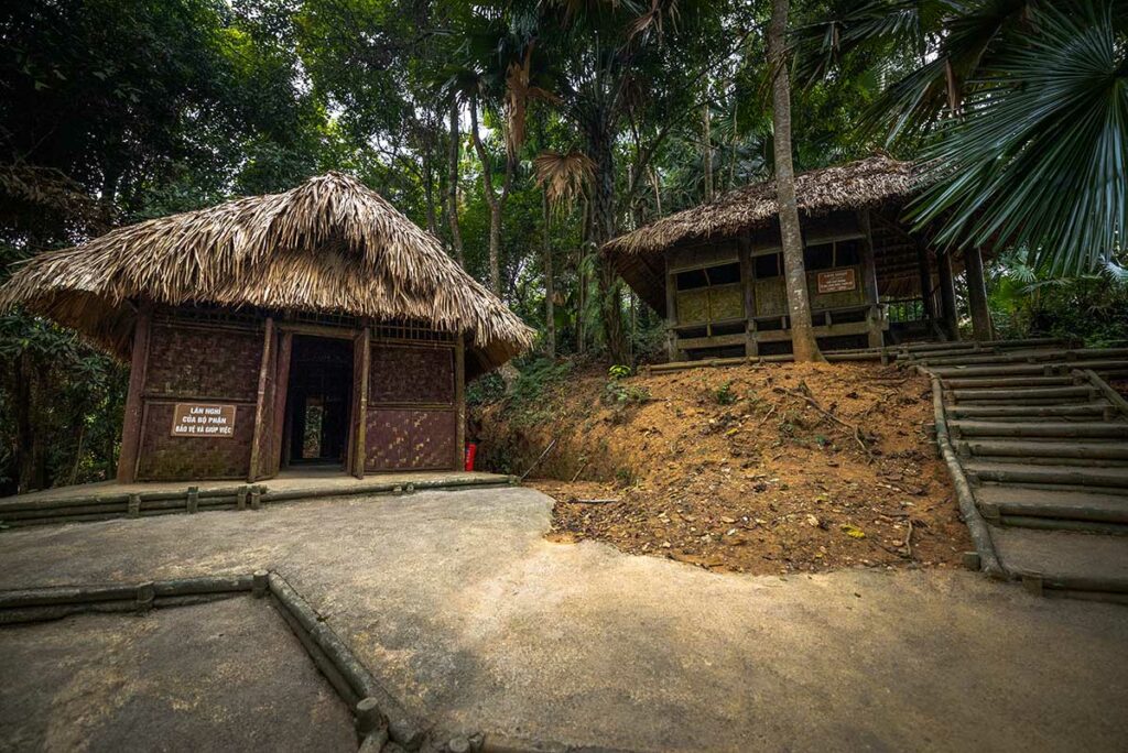 Traditionele bamboehutten in het bos van ATK Dinh Hoa, voormalig revolutionair hoofdkwartier in Thai Nguyen