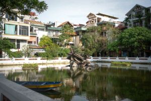B-52 Lake in de wijk Ngoc Ha in Hanoi, met het wrak van een Amerikaanse B-52-bommenwerper in het water