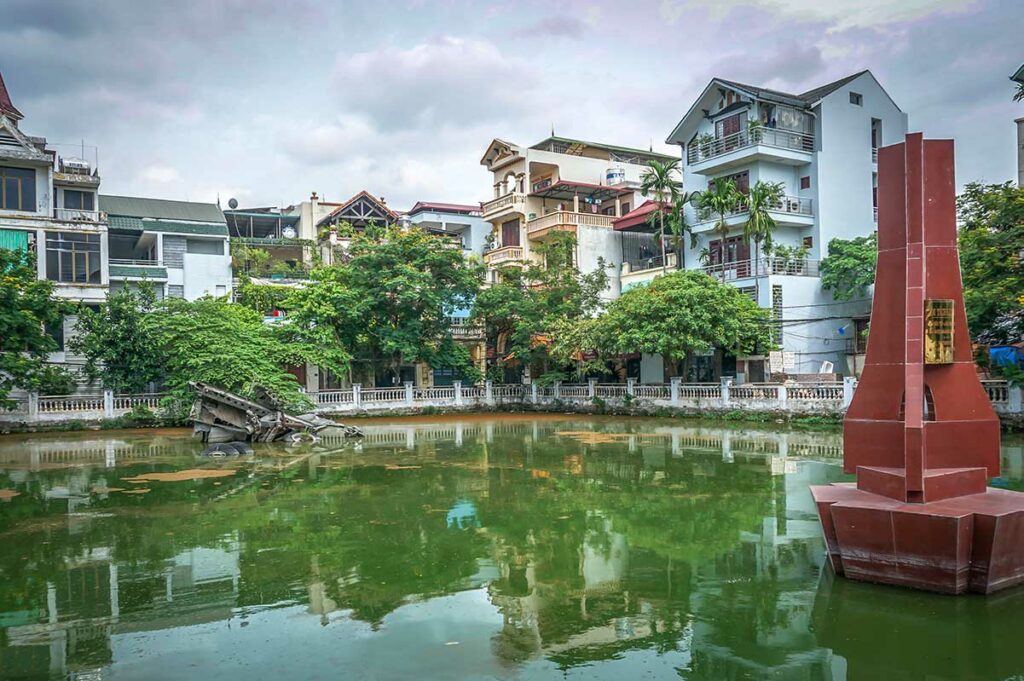 Overzicht van B-52 Lake (Huu Tiep Lake) in Hanoi met resten van de neergestorte B-52-bommenwerper en woonhuizen eromheen