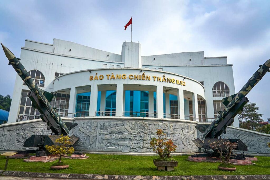 Voorkant van het B-52 Victory Museum in Hanoi, met luchtafweerraketten opgesteld voor het gebouw
