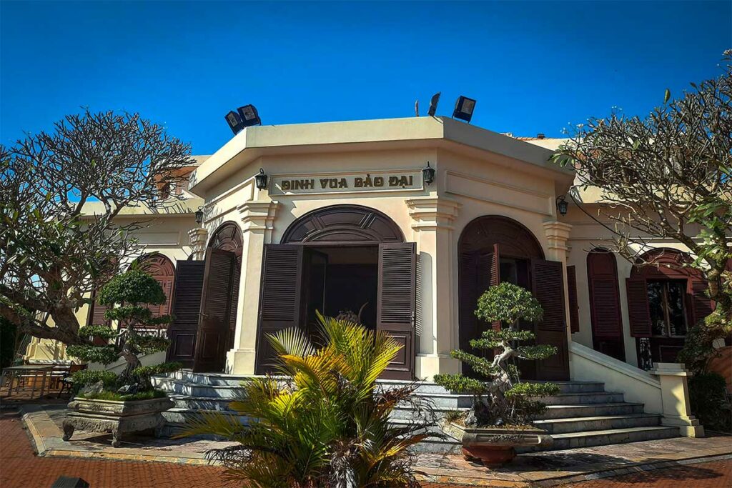 Voormalige villa van keizer Bao Dai in Hai Phong, elegant koloniaal gebouw met tuin en historische uitstraling