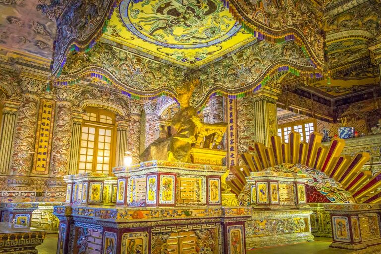 Bronzen beeld van keizer Khai Dinh op zijn troon in de Tombe van Khai Dinh in Hue, geplaatst boven de grafkamer in Khai Thanh Hall.