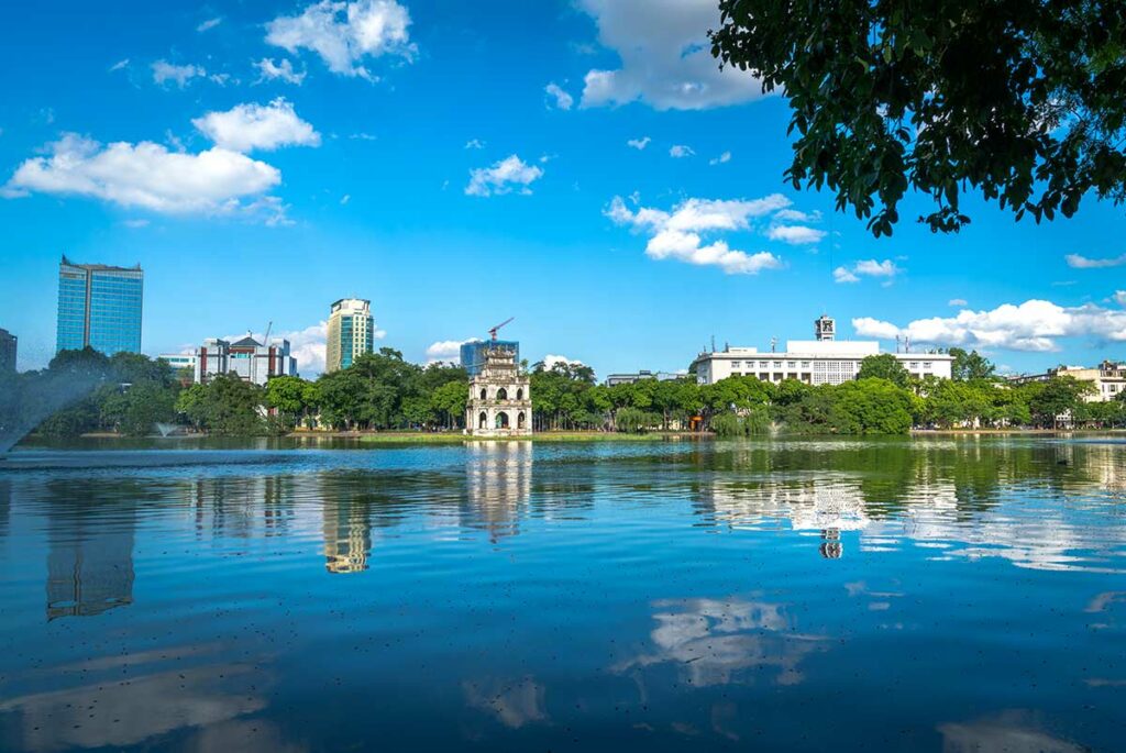 Hoan Kiem Lake in Hanoi bij zonnig en mild weer, typisch voor de beste reistijd in de herfst