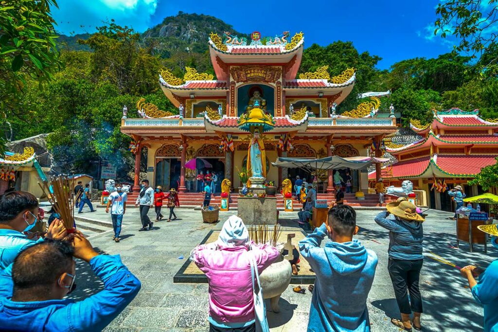 Bezoekers die bidden bij een boeddhistische tempel op Ba Den Mountain, een belangrijk bedevaartsoord in Tay Ninh