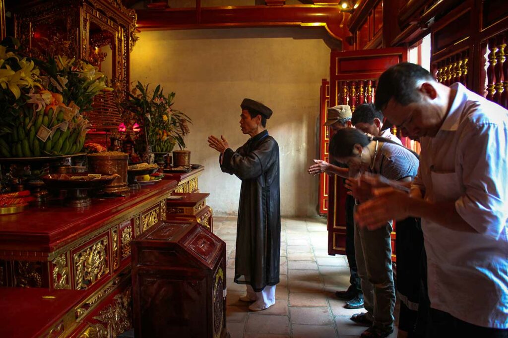 Bezoekers die bidden in de Trung-tempel (Middle Temple) van het Hung Kings Temple Complex in Phu Tho.