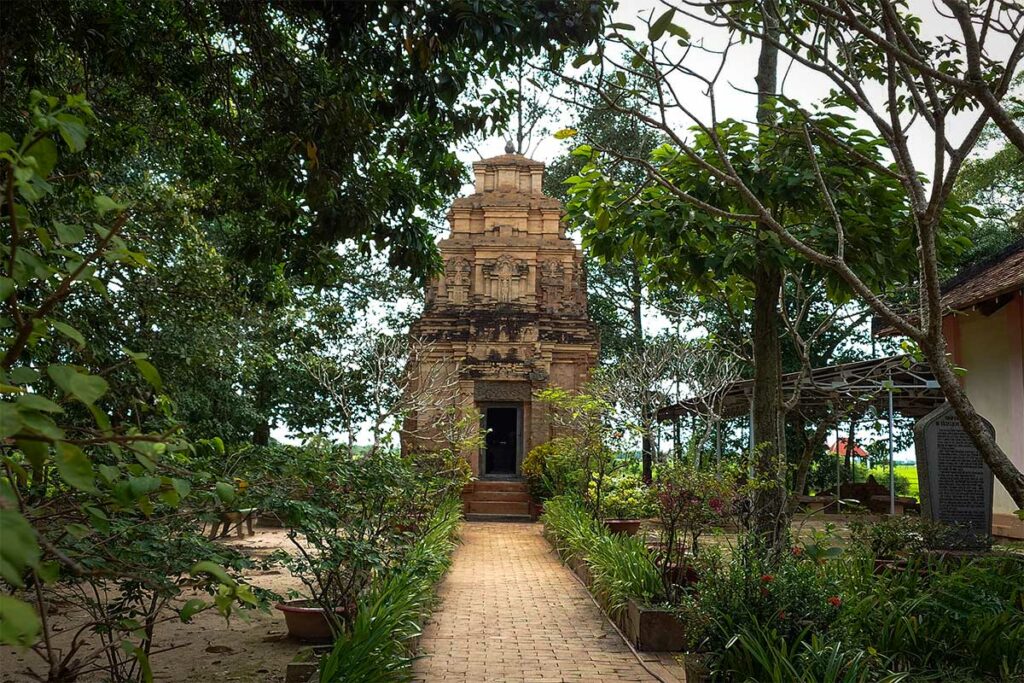 Binh Thanh-toren in Tay Ninh, een historische Cham-toren uit de Oc Eo-periode omgeven door groen