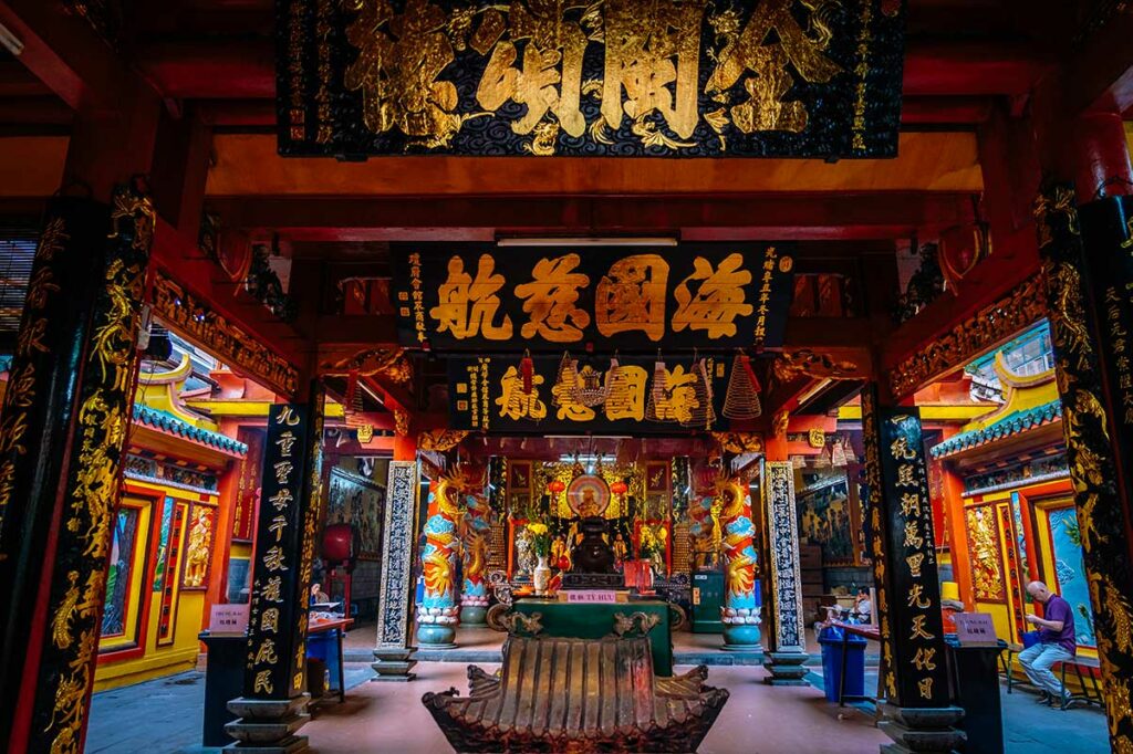 Interieur van Quan Am Pagoda in Chinatown, Ho Chi Minh City, met altaar, wierook en traditionele Chinese decoraties.