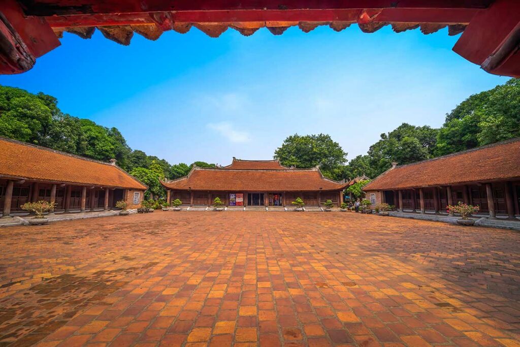 Binnenplaats met historische tempelgebouwen in de Temple of Literature, het voormalige universitaire complex van Hanoi